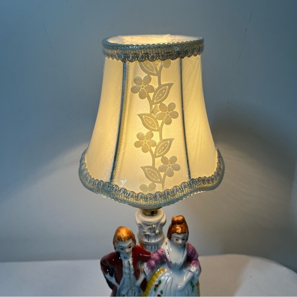 Vintage Boudoir Lamp - Figural Colonial Couple - Porcelain Occupied Japan - Picture 8 of 10